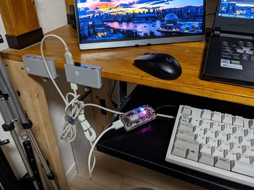 東プレRealForceとLogicool G304を、USB2BT+にまとめてBluetooth接続している写真。イメージが掴みやすい