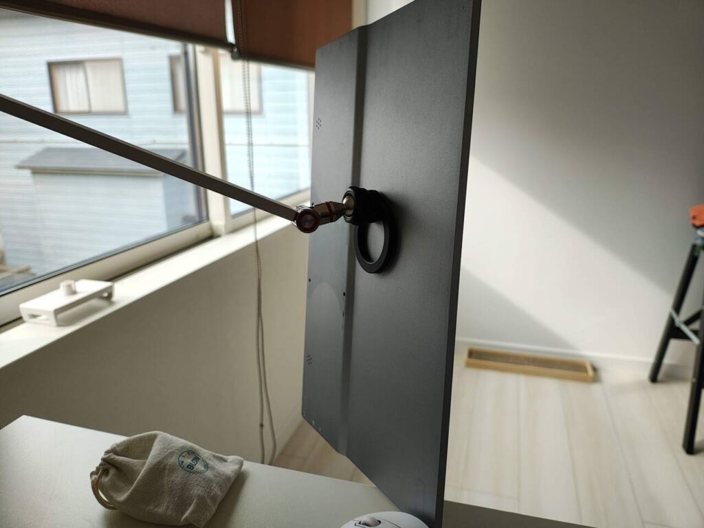 モバイルモニタ用のアームと、MagSafeシール、MagSafe固定金具を使ってモバイルモニターを浮かせている